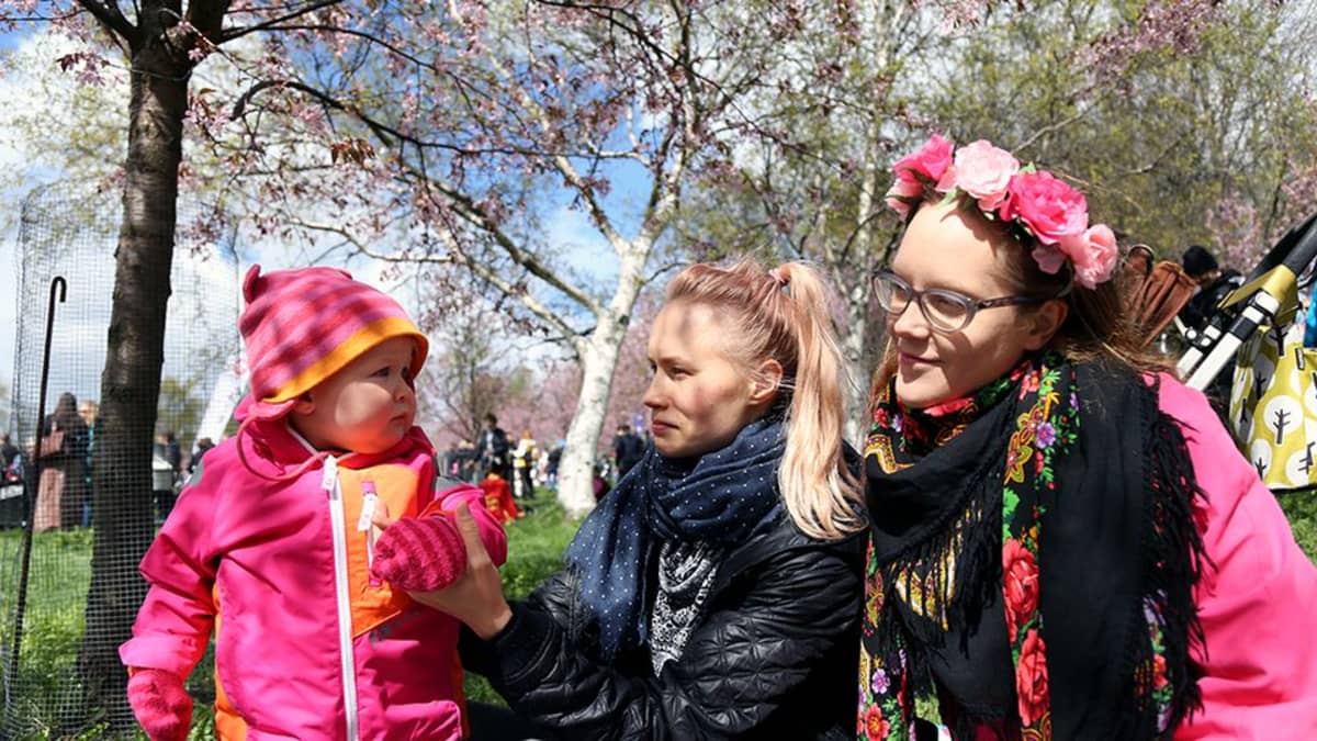  Emilia Kuru ja hänen tyttärensä Lusi, sekä Anitta Iso-Markku Roihuvuoren kirsikkapuistossa.
