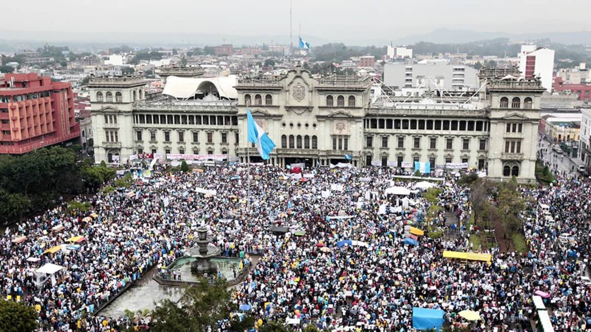 Tuhannet mielenosoittajat kokoontuivat Guatemalan pääkaupunkiin.