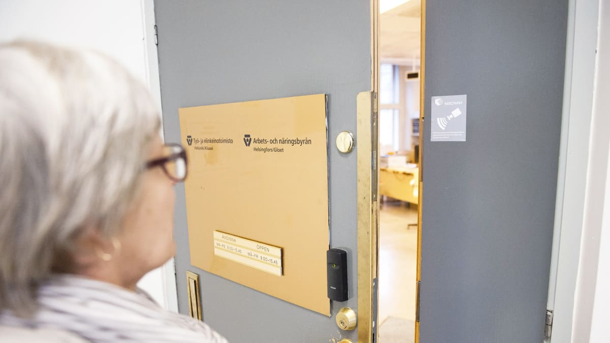 Asiakas menossa Kluuvin TE-keskukseen Helsingissä.