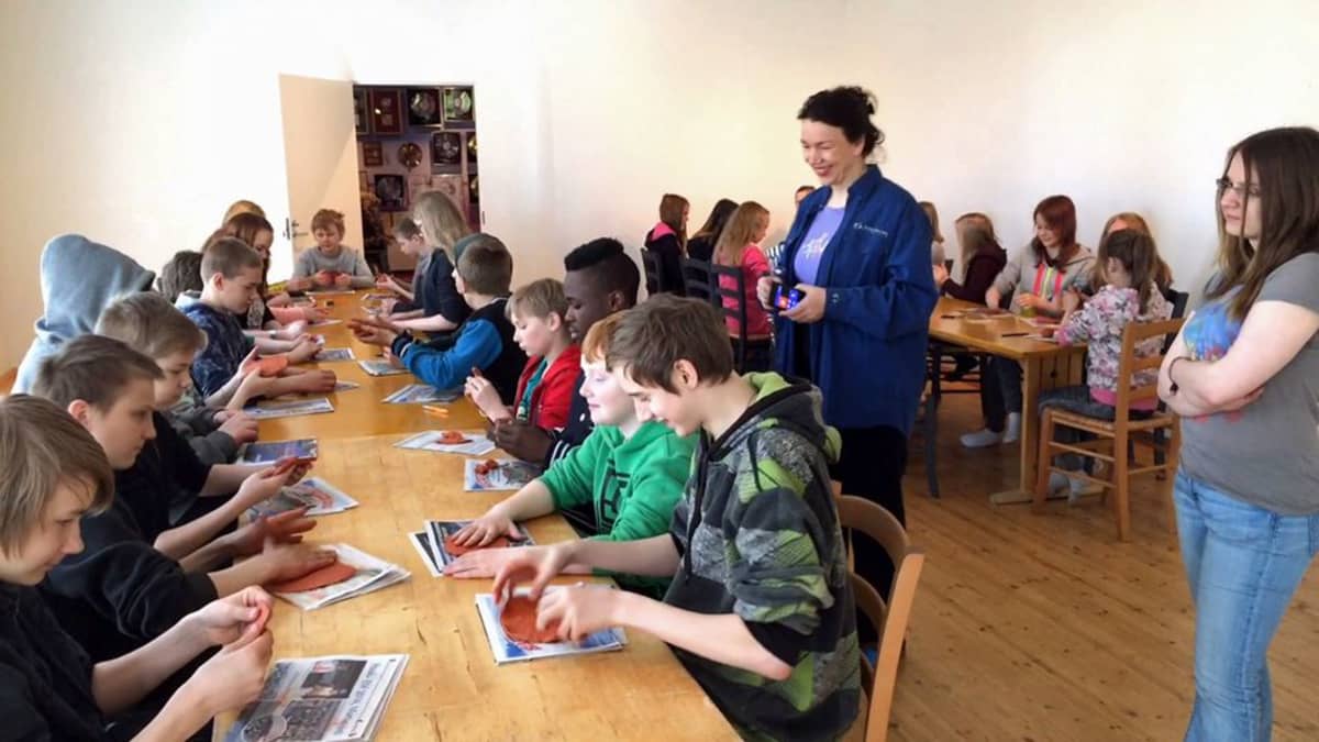 Nuoria taidetyöpajassa.