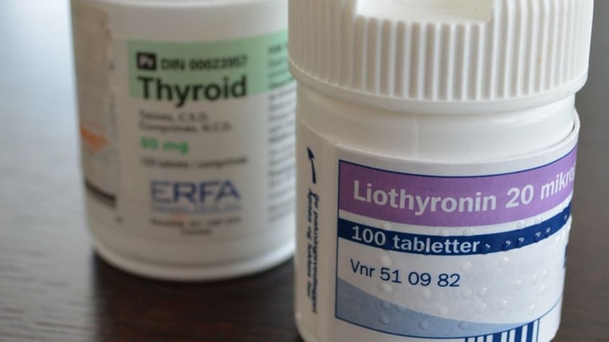Kilpirauhaslääkkeitä: oikealla T3-hormoni Liothyronin ja taustalla eläinperäinen kilpirauhashormonivalmiste Thyroid.
