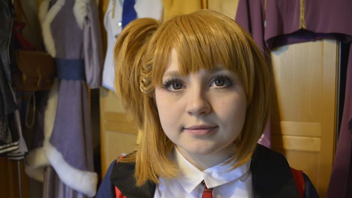 Anette Pitkänen harrastaa cosplayta, meikit naamassa