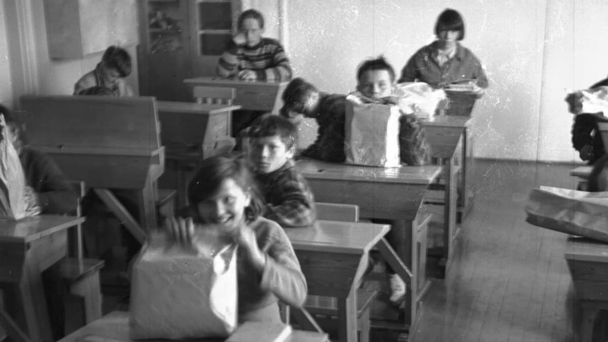 Koululaisia luokkahuonessa Menesjärvellä 1960-luvulla.