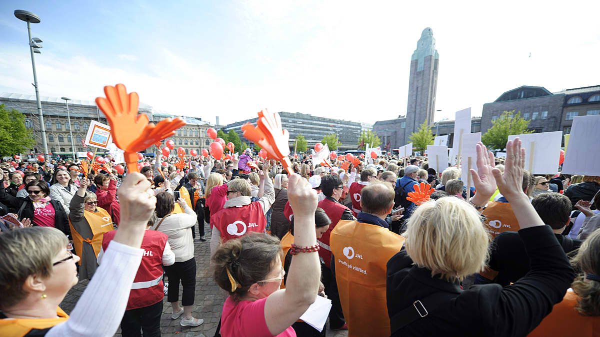 Vain kaksi kättä -mielenosoitus. Rautatientorilla Helsingissä 10. kesäkuuta 2015. Mielenosoituksessa vastustettiin varhaiskasvatukseen kohdistuvia säästötoimenpiteitä vastaan. 