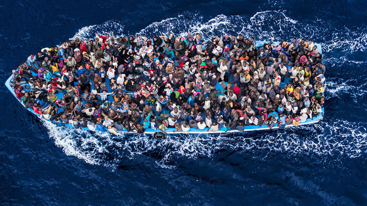Pakolaisia kalastusveneessä Välimerellä 