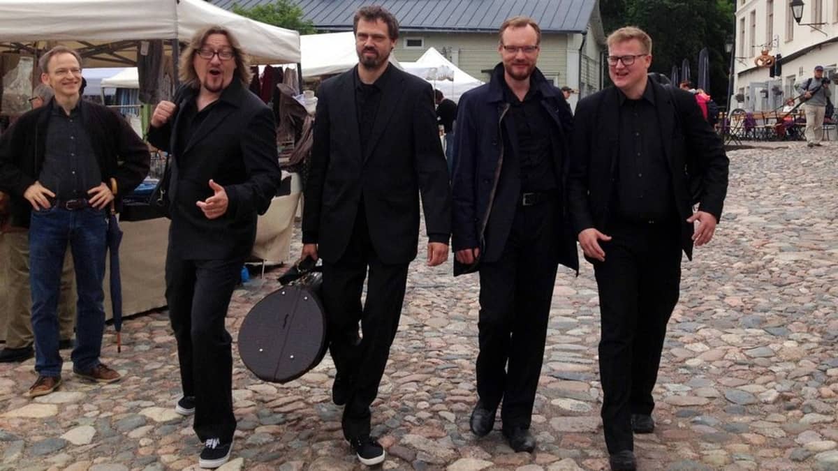 Viisi miestä Porvoon Raatihuoneentorilla