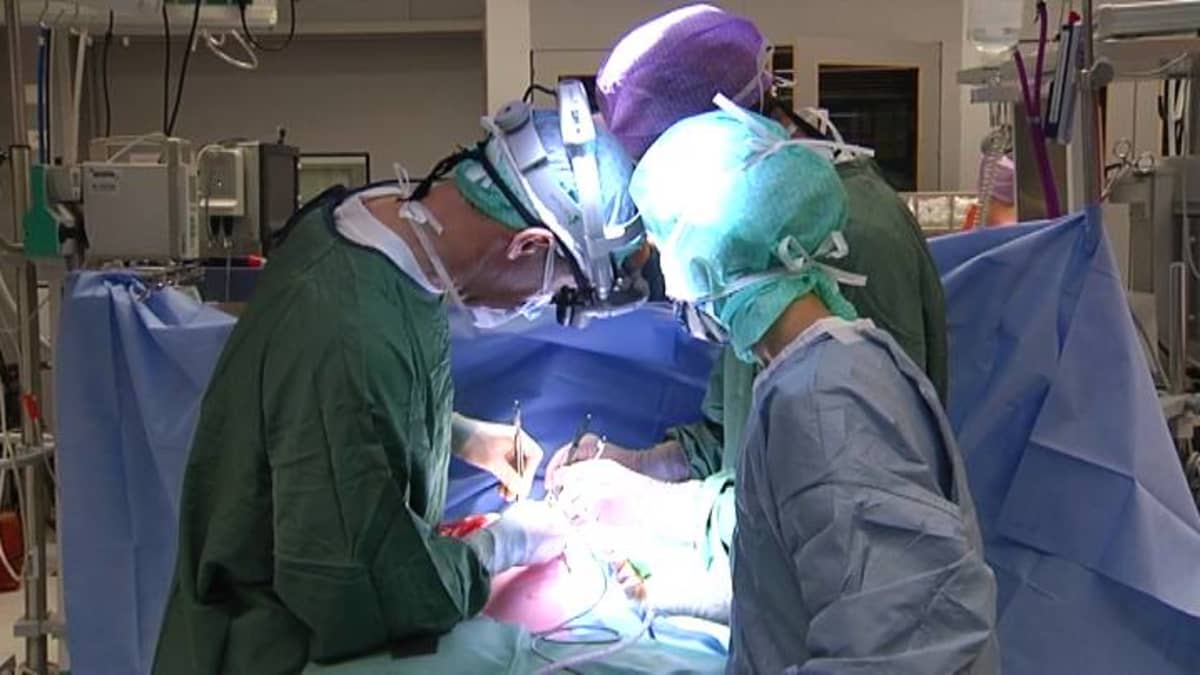 Lapsen sydänleikkaus meneillään Lastenklinikalla.