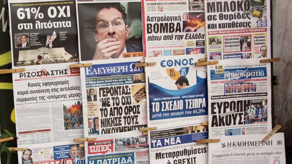Kreikkalaisia sanomalehtiä 6. heinäkuuta 2015.