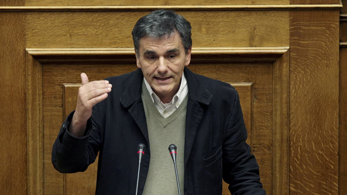 Eukleidis Tsakalotos puhui parlamentissa Ateenassa 10. helmikuuta 2015. 