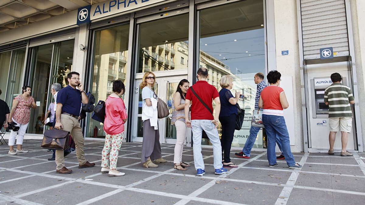 Kreikkalaiset jonottavat pankkiautomaatille Ateenassa 6. heinäkuuta 2015.