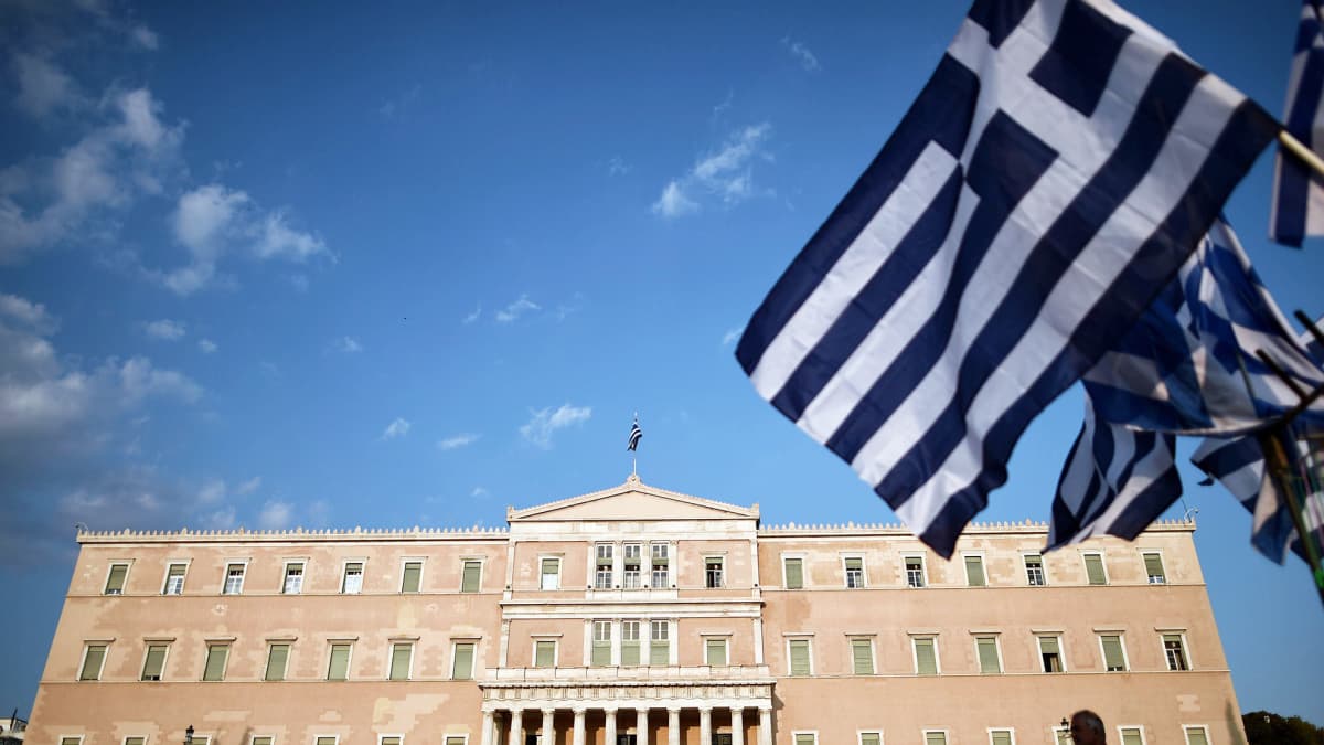 Mielenosoitus parlamenttitalon edustalla Ateenassa 10. heinäkuuta.