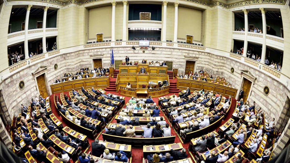 Kuvassa Kreikan pääministeri puhuu maan parlamentille 10. heinäkuuta Ateenassa.