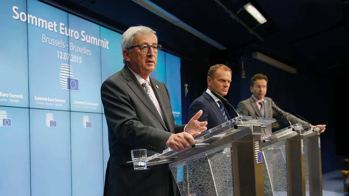 EU-komission puheenjohtaja Jean-Claude Juncker (vas.), Eurooppa-neuvoston puheenjohtaja Donald Tusk ja Euroryhmän puheenjohtaja Jeroen Dijsselbloem Brysselissä lehdistötilaisuudessa 13. heinäkuuta 2015. 