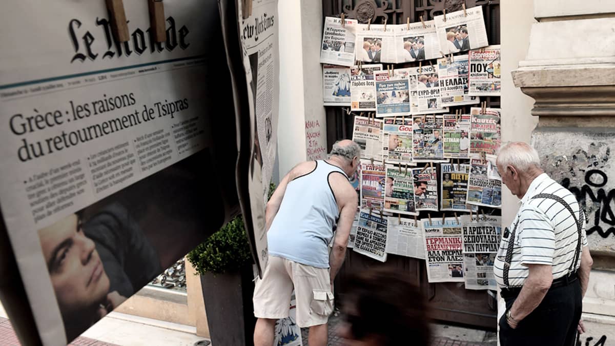 Ihmisiä lehtikioskilla Ateenassa 13. heinäkuuta 2015.