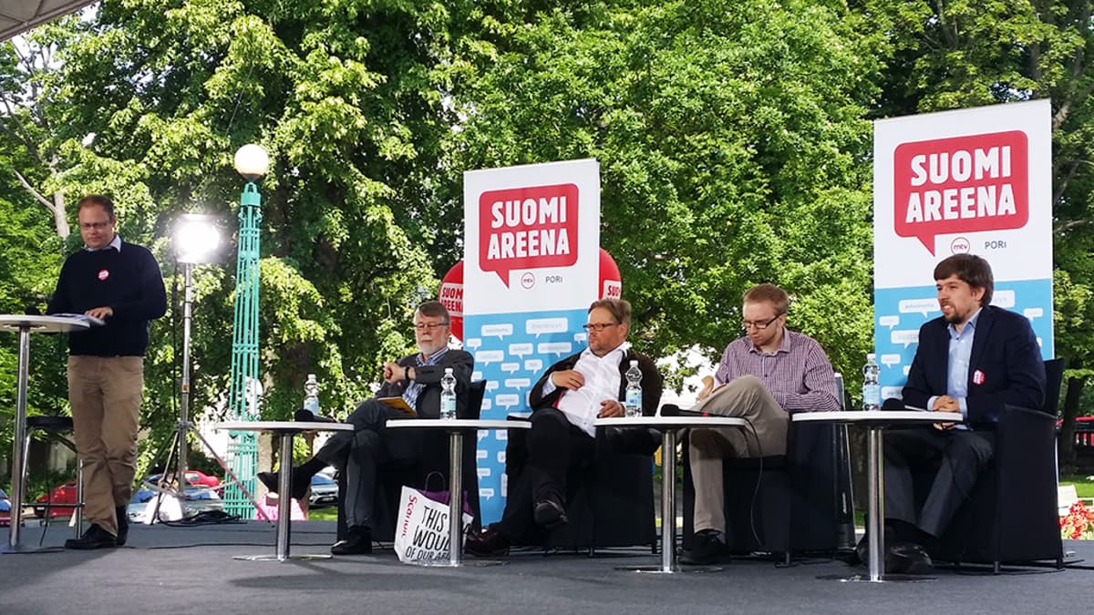 Paneeli Suomi-areenan lavalla.