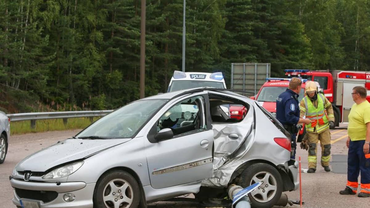 Henkilöauton kuljettaja loukkaantui kolarissa Haminantiellä, kun farmariauto ajoi kovalla vauhdilla päin