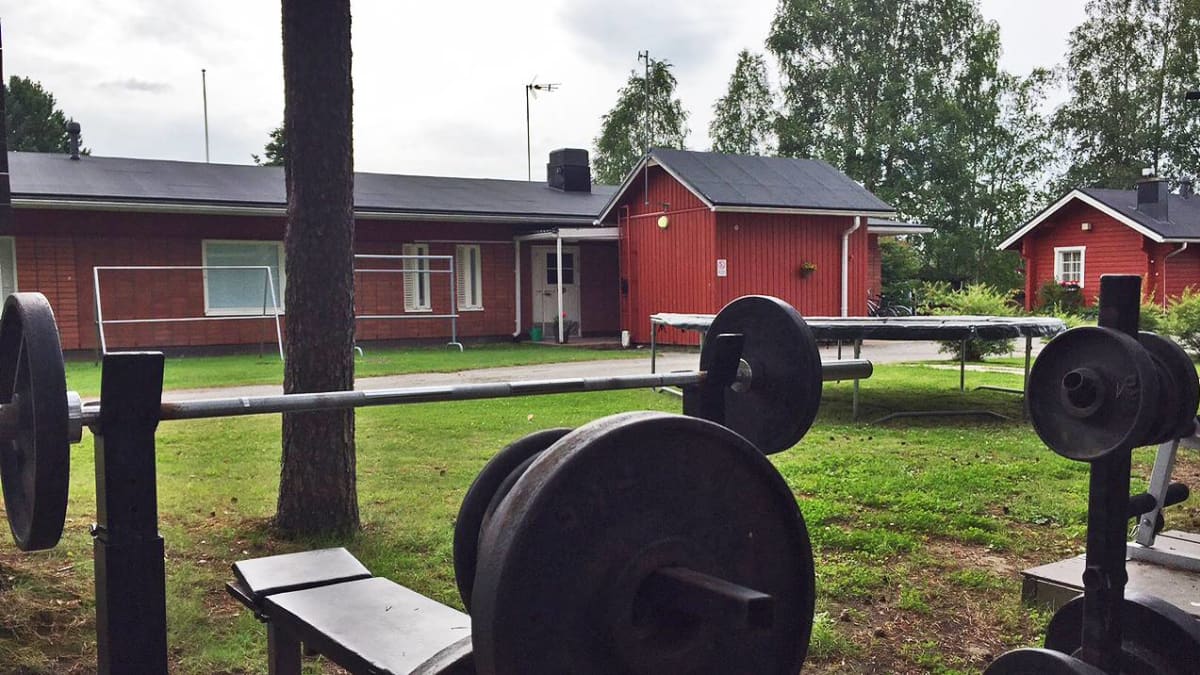 Perhekoti Metsolan pihapiirissä oli sunnuntaina hiljaista lauantain surman jälkeen.
