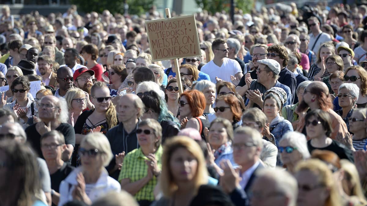 Ihmisiä monikulttuurisuutta pulustavassa mielenosoituksessa Helsingin Kansalaistorilla 28. heinäkuuta 2015.
