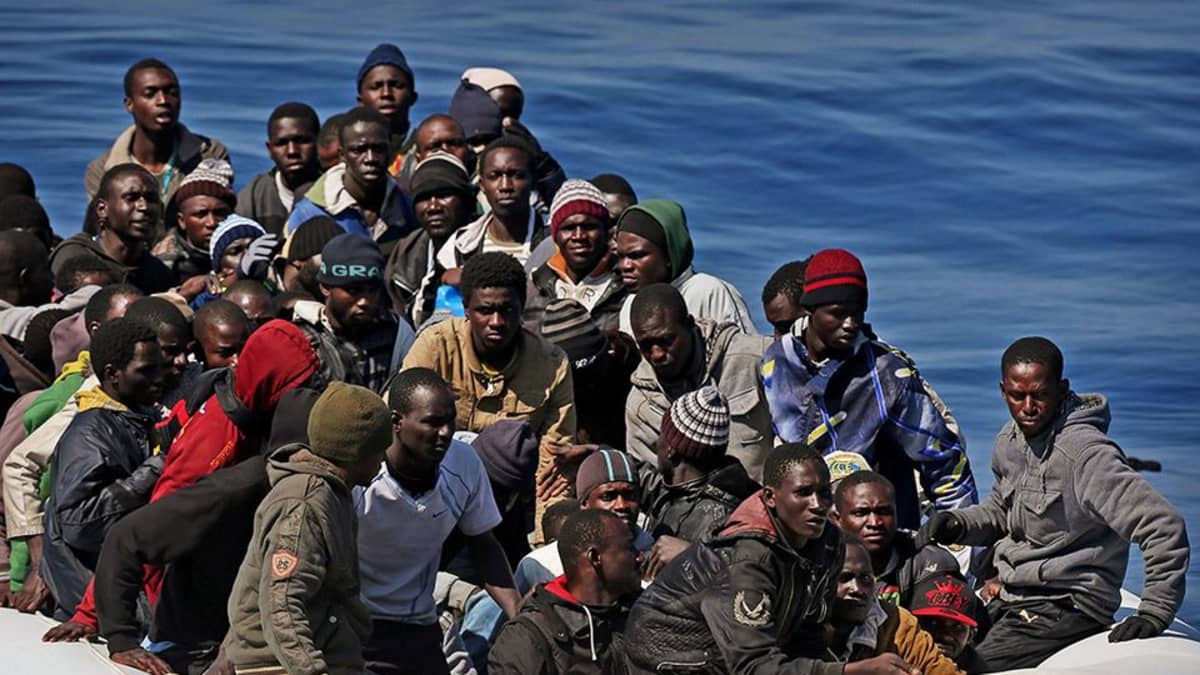 Siirtolaisia veneessä.