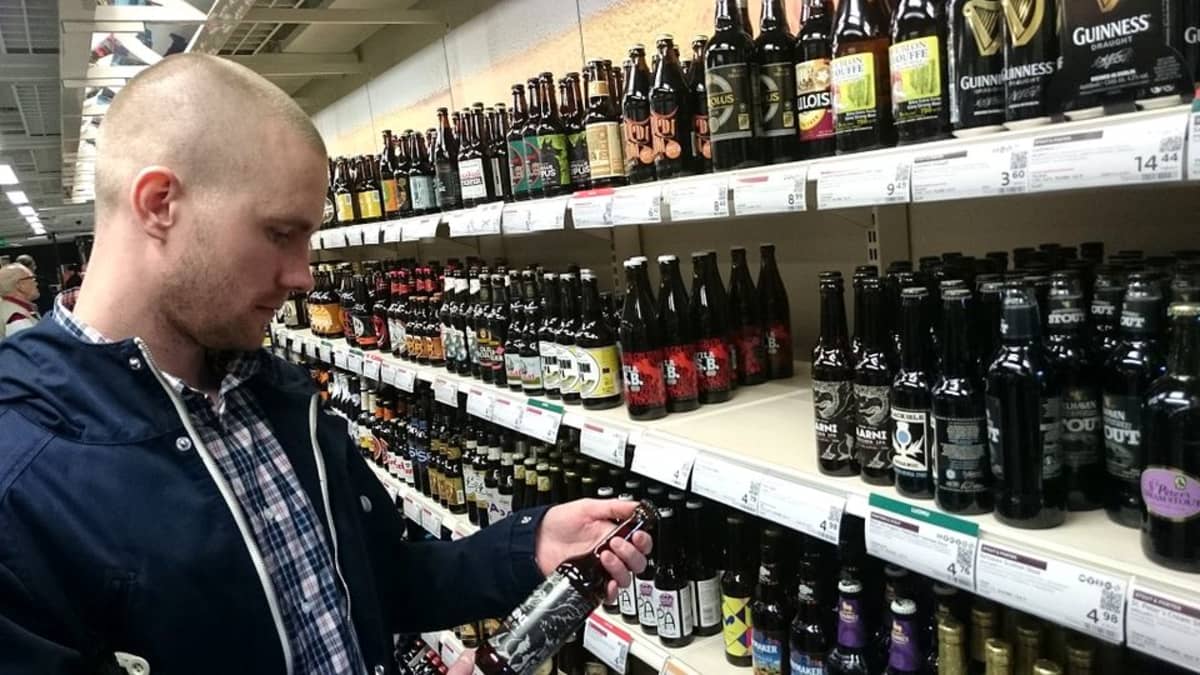 Olutharrastaja Juha-Pekka Jylhä tarkastelee Alkon olutvalikoimaa.