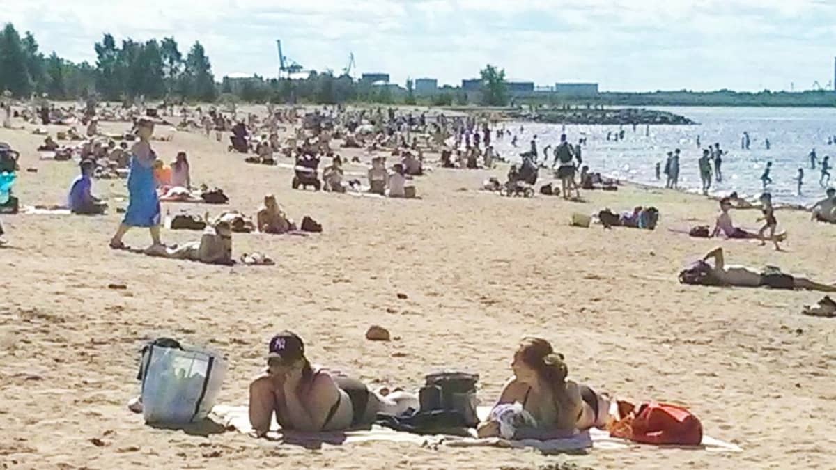 Oulun Nallikarin uimaranta oli keskiviikkona täynnä yleisöä ennen tietoa suolistobakteerilöydöksestä.