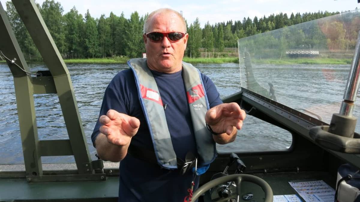 Kippari Pekka Johansson kyyditsi messuvieraita.