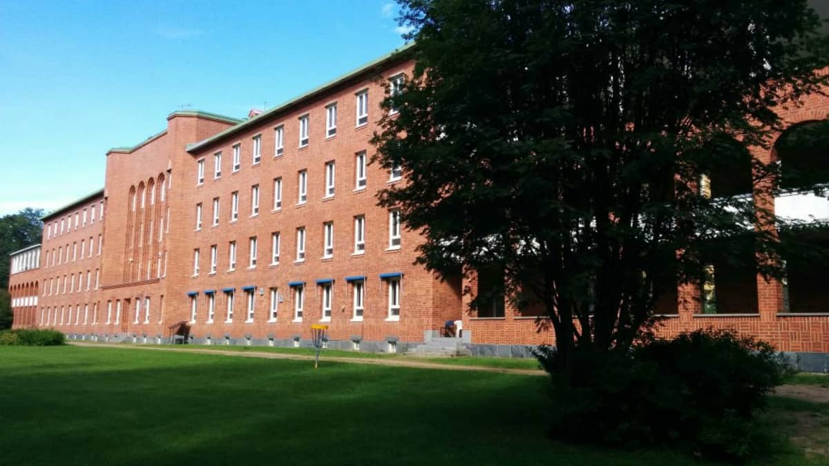 Satalinnan sairaalarakennus.