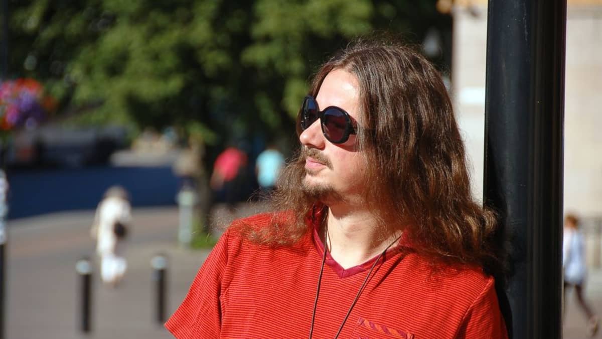 Lauri Porra on monipuolinen basisti ja säveltäjä. Hän soittaa muun muassa Stratovariuksen riveissä.