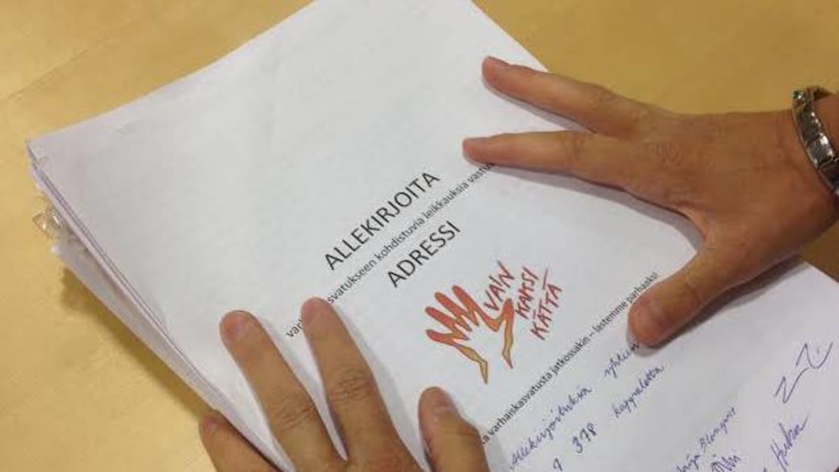 Päivähoitoon kaavailtuja leikkauksia vastustava "Vain Kaksi Kättä" -adressi keräsi yli 67 000 allekirjoitusta.