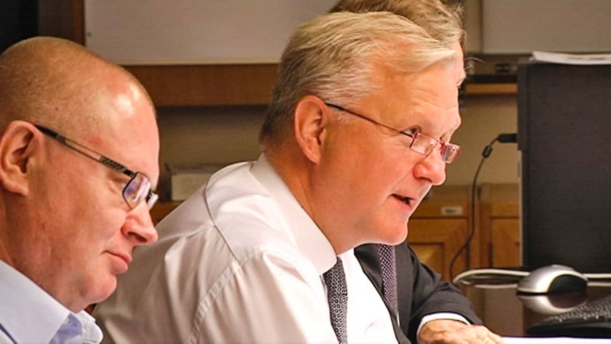 Oikeus- ja työministeri Jari Lindström sekä elinkeinoministeri Olli Rehn tiistain budjettineuvotteluissa.