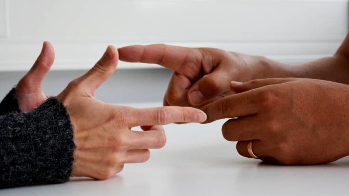 käsi kädet riita neuvottelu sovittelu