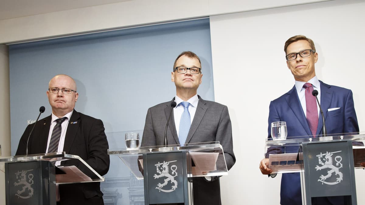 Valtiovarainministeri Alexander Stubb (oik.), pääministeri Juha Sipilä ja oikeus- ja työministeri Jari Lindström hallituksen tiedotustilaisuudessa Helsingissä 31. elokuuta.