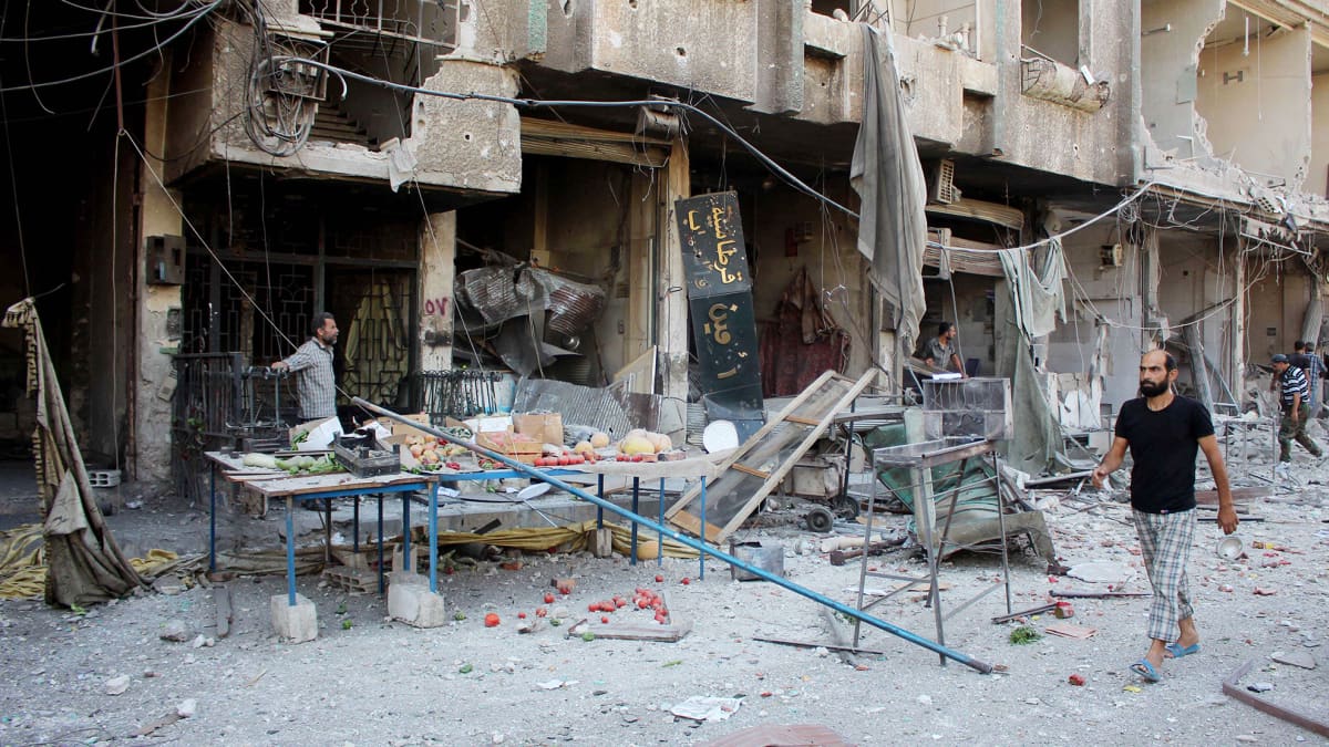 Näkymä Ain Tarman kaupunkiin Syyrian hallituksen joukkojen tekemän ilma-iskun jälkeen. Kuva on otettu 31. elokuuta.