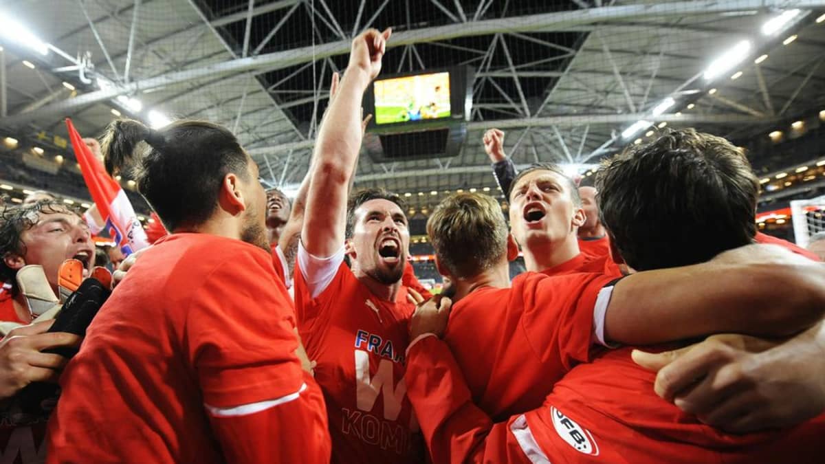 Itävallan maajoukkue juhlii pääsyä jalkapallon EM-kisoihin 2016.