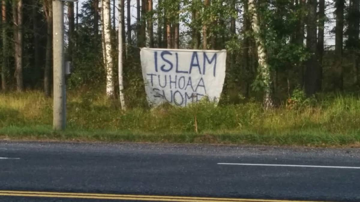 Valtatien varressa banderolli, jossa lukee "Islam tuhoaa Suomen"