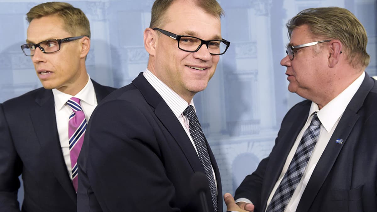 Alexander Stubb, Juha Sipilä ja Timo Soini hallituksen vuoden 2016 talousarvioneuvotteluiden loppuinfossa valtioneuvoston linnassa Helsingissä.