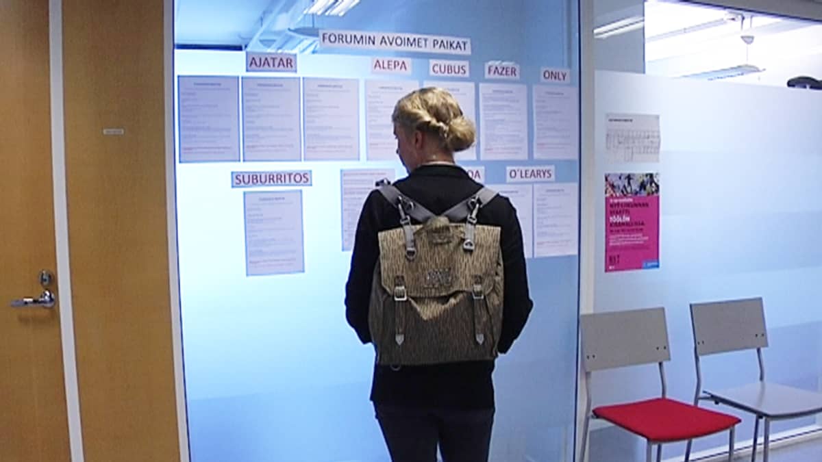 Nuori lukee työpaikkailmoituksia. Suomessa piilotyöpaikkoja löytyy usein enemmän kuin julkisesti avoinna olevia työpaikkoja.