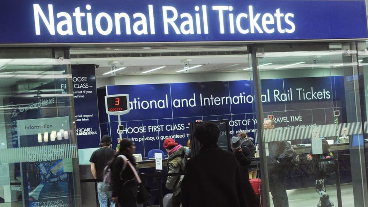 Matkustajia Kings Crossin asemalla Lontoossa. Kuva on otettu tammikuussa 2013.