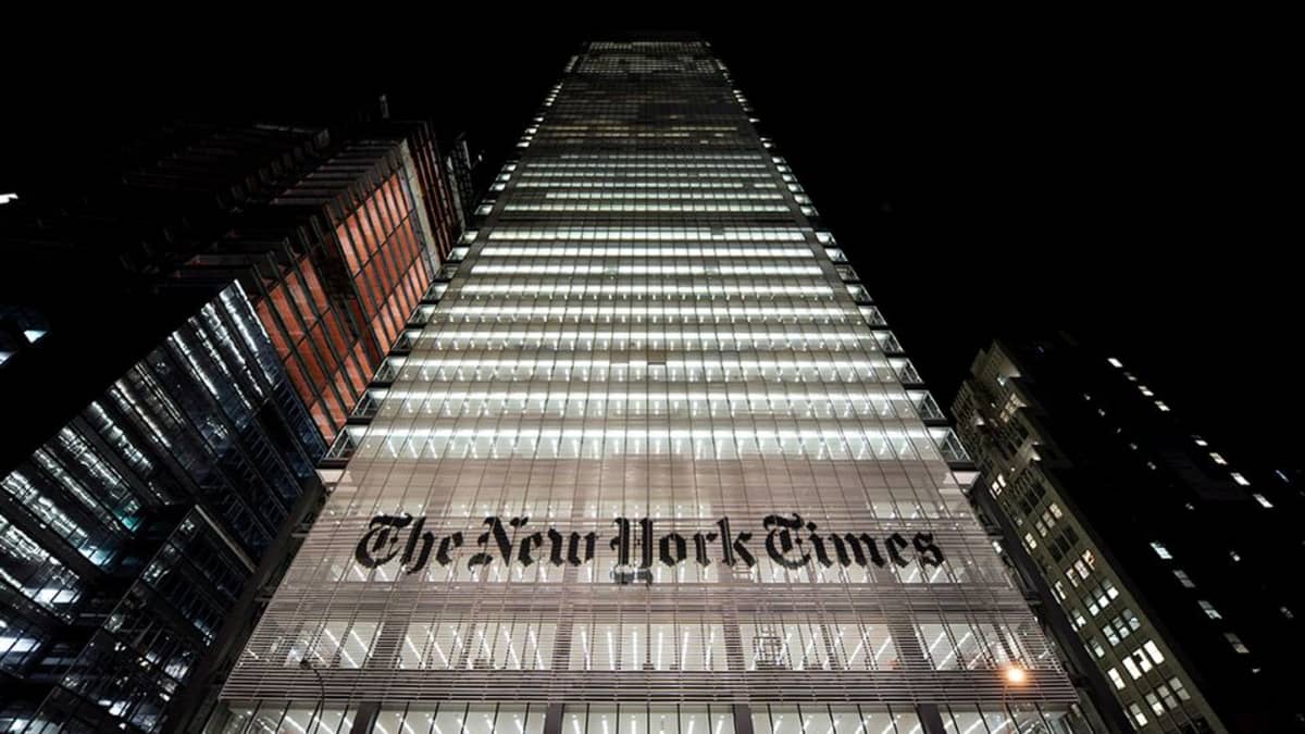 Suuri pilvenpiirtäjä jossa lukee The New York Times.