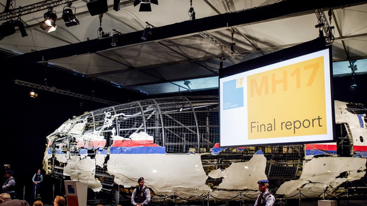 Malaysia Airlinesin koneen uudelleen rakennettu hylky oli esillä, kun hollantilainen tutkijaryhmä julkaisi onnettomuusraporttinsa 13. lokakuuta 2015.