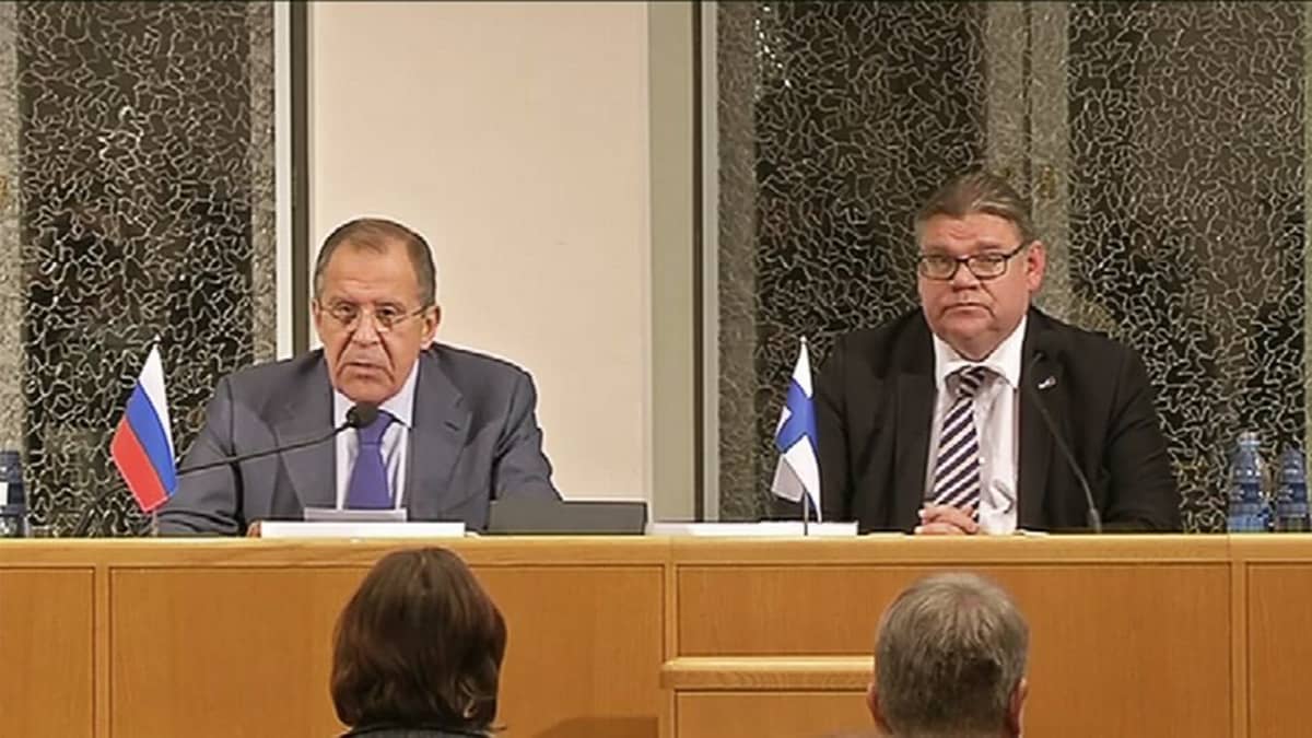 Sergei Lavrov ja Timo Soini tiedotustilaisuudessa.
