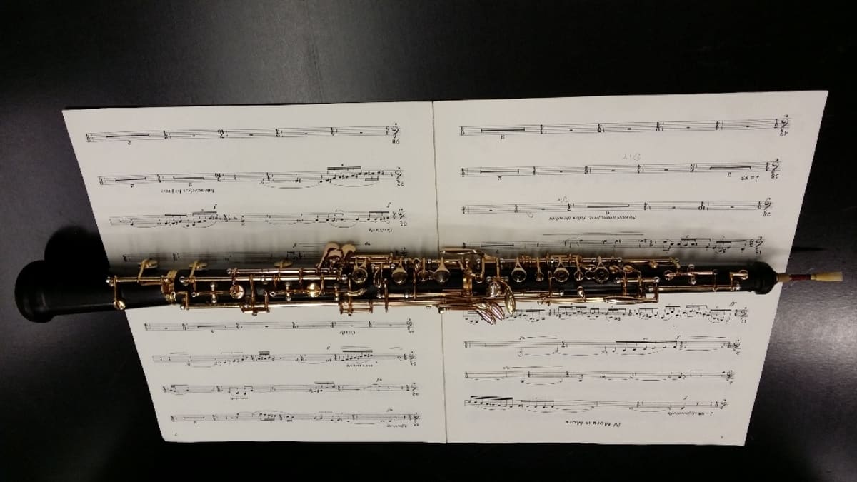 Oboe nuottien päällä kuvattuna.