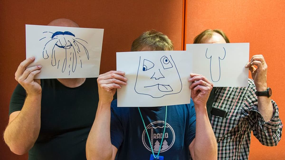 Kolme miestä, joiden kasvojen edessä paperille piirretyt yrjö, urpo ja jorma- naamarit