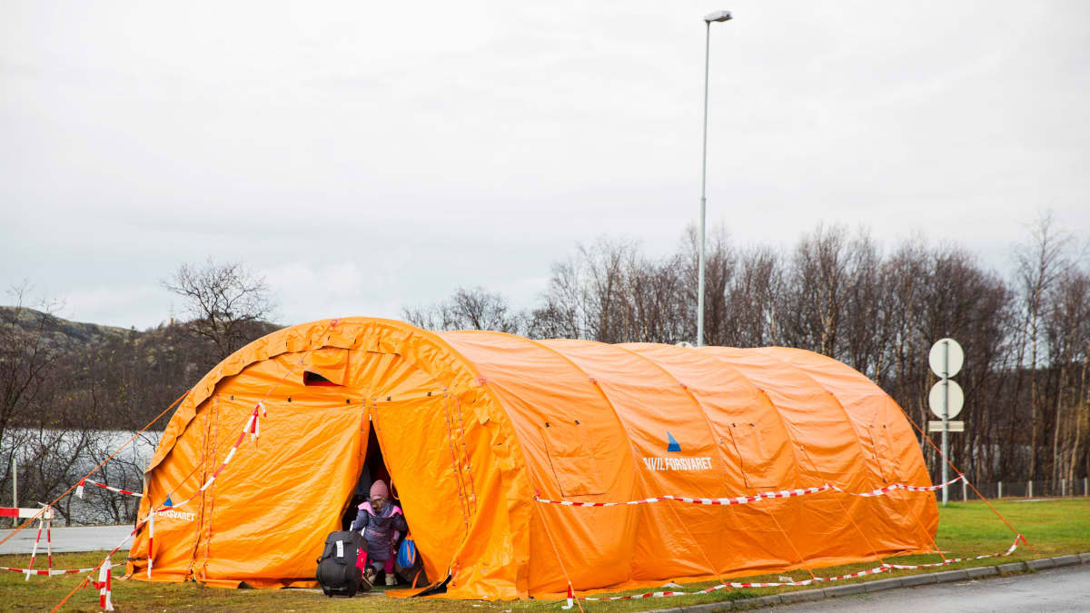 Väliaikaisena vastaanottokeskuksena toimiva teltta.