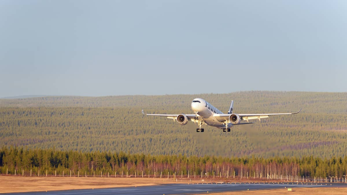 Uusi uljas Airbus A350-900 ylilennolla Rovaniemen kentällä 5.11.