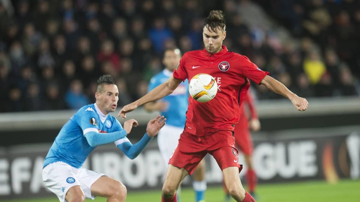 Tim Sparv of FC Midtjylland (R) in action against Marek Hamsik of Napoli (L) during the UEFA Europa League group D soccer match between FC Midtjylland vs SSC Napoli in Herning, Denmark, 22 October 2015. 
