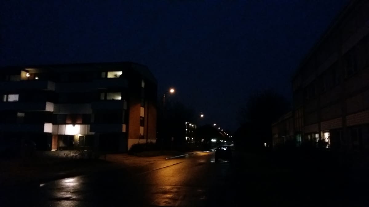 pimeä katunäkymä vaasasta