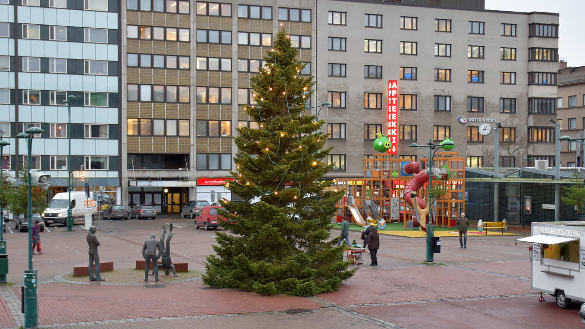Porin kauppatorin joulukuusi mallia 2015 on kahdeksan metriä korkea. Kuusi on kaadettu Vähärauman kaupunginosassa sijaitsevasta yksityispihasta.