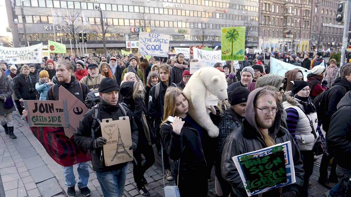 Mielenosoituskulkue marssi kohti Senaatintoria Helsingin keskustassa.