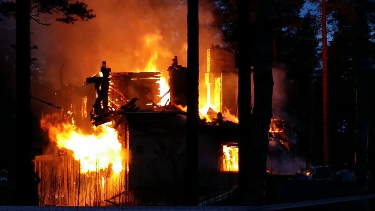 Puukerrostalo palaa Niinisalossa